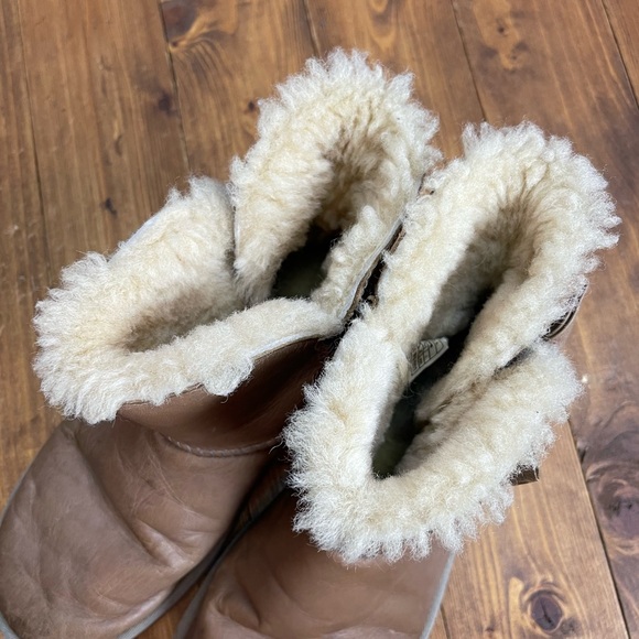 Ugg Bailey Bow tan boots Womens size 7 - Picture 8 of 9